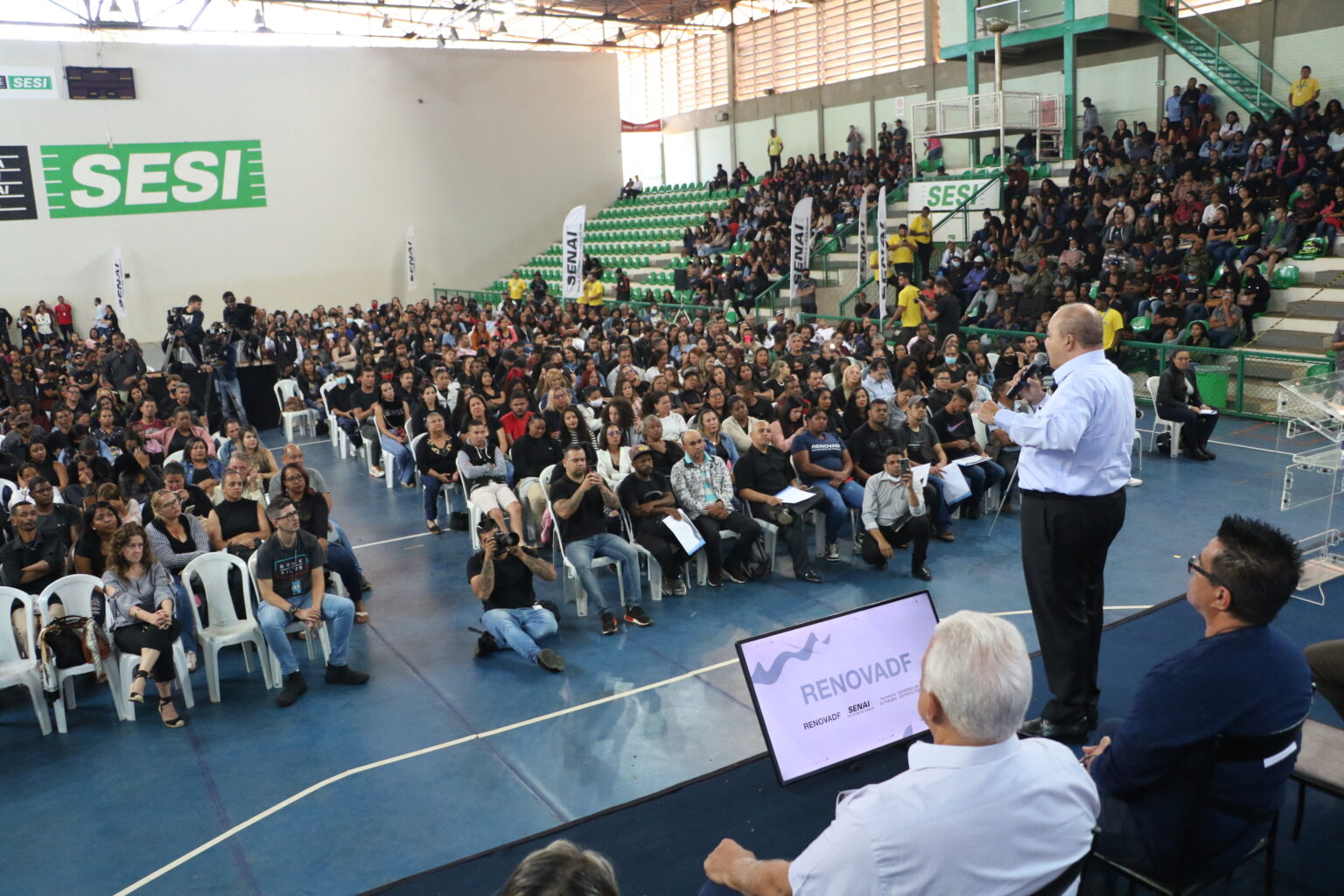 Leia mais sobre o artigo Ibaneis entrega certificado de qualificação a mais 1,2 mil alunos do RenovaDF