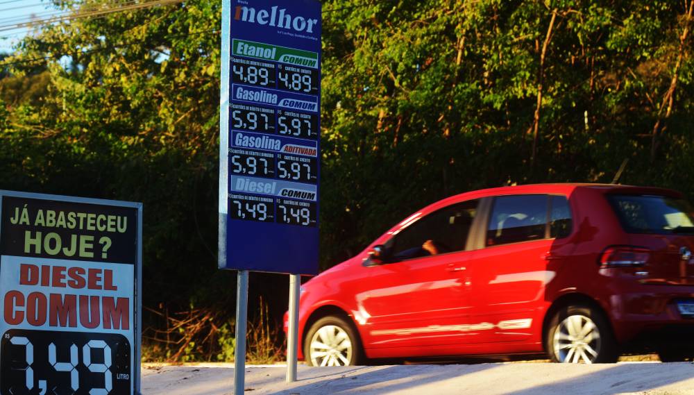 Leia mais sobre o artigo Postos de gasolina do DF voltam a subir preço nas bombas