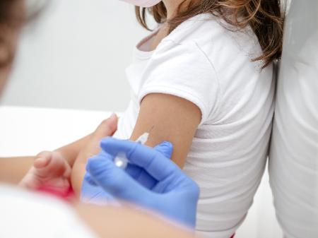 Leia mais sobre o artigo Vacinação de crianças de 3 a 5 anos com a Coronavac ainda não tem data para começar