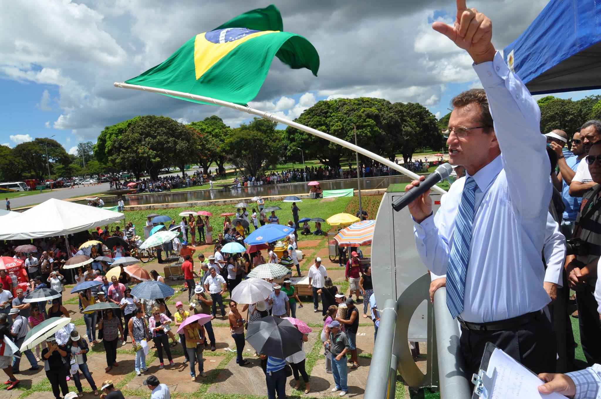 Leia mais sobre o artigo Pesquisa Correio Braziliense: Rôney Nemer desponta entre os primeiros
