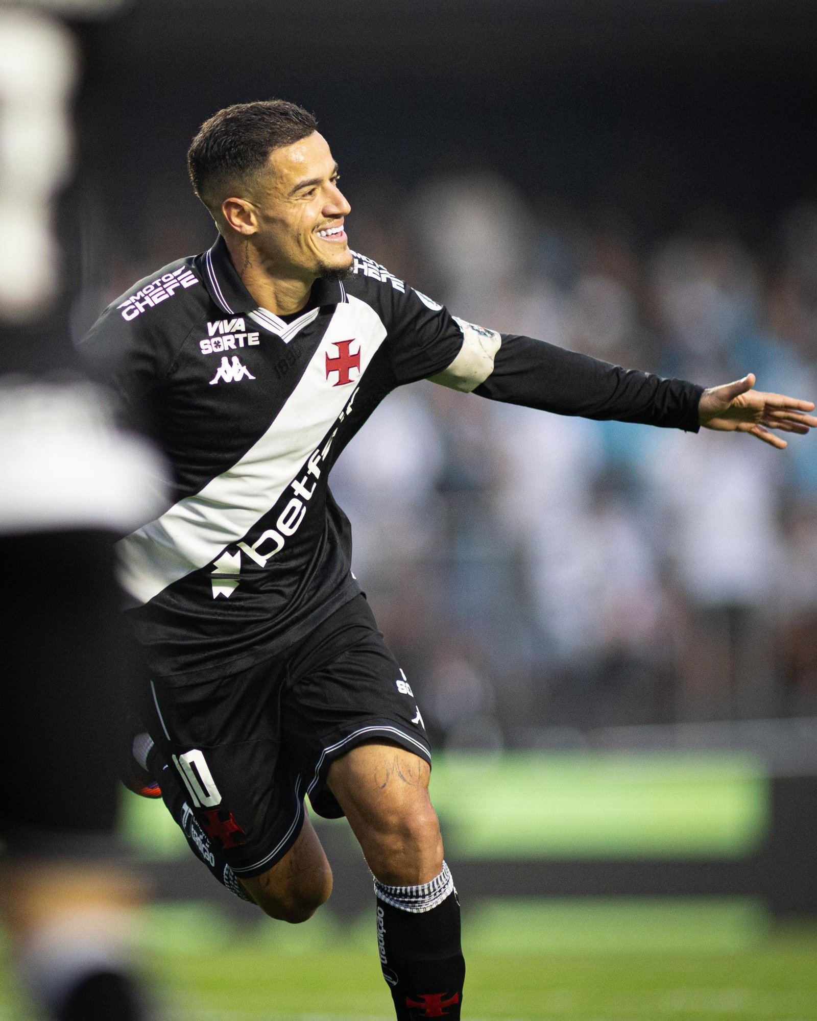 Leia mais sobre o artigo Flamengo abre vantagem, Palmeiras sobe para vice-liderança e Vasco aplica goleada histórica no Santos