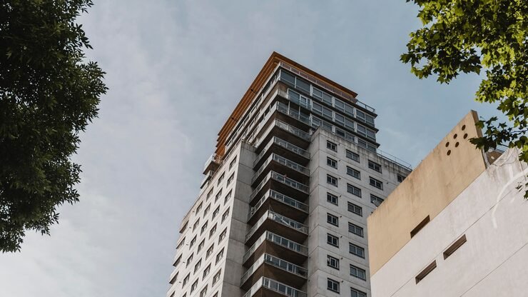 Leia mais sobre o artigo Condomínio é condenado a pagar R$ 3 mil a moradora após infiltração em apartamento