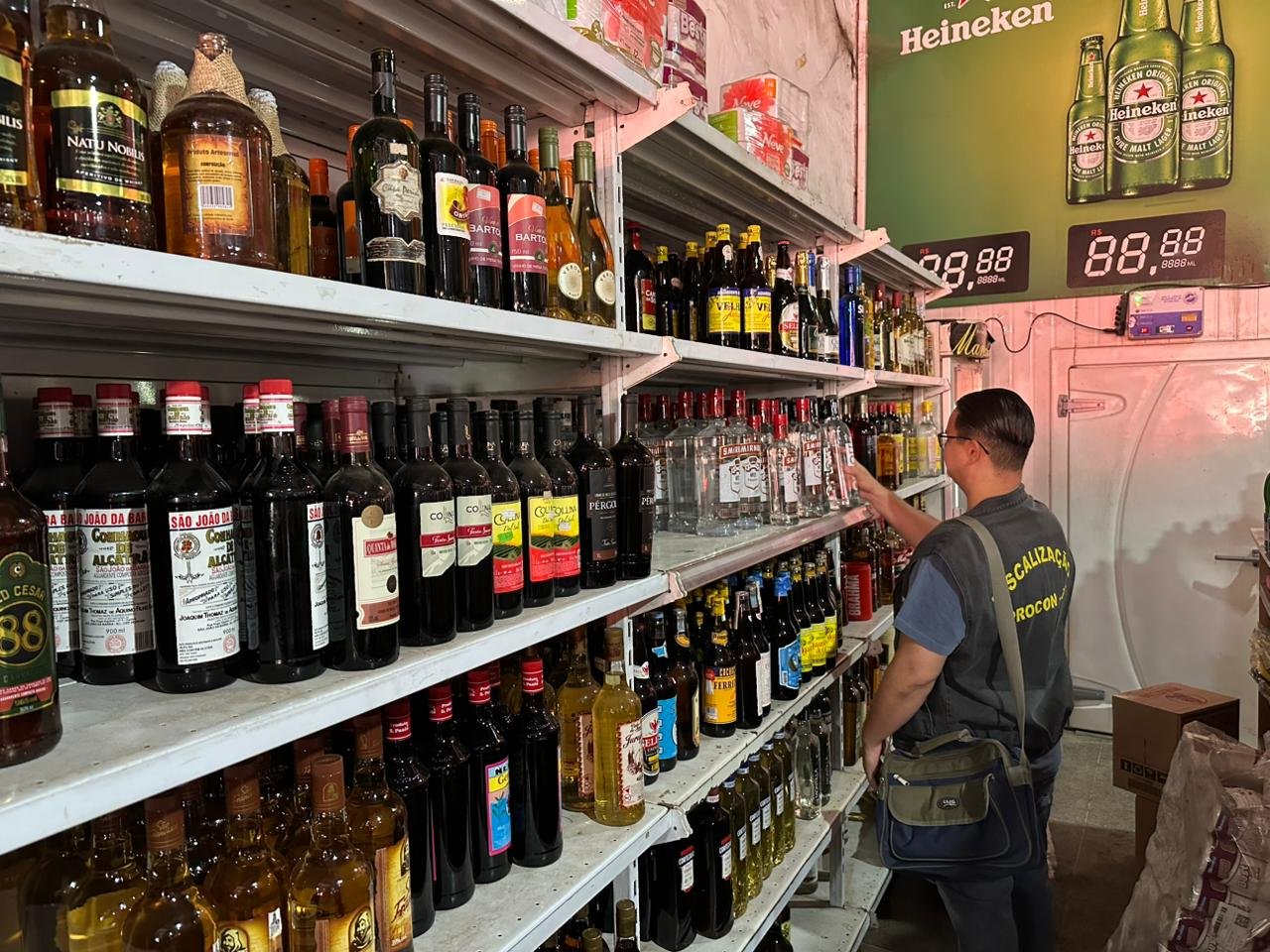 Leia mais sobre o artigo Por venda de produtos clandestinos, 15 distribuidoras de bebidas são autuadas no DF